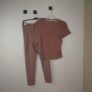 Skims Bundle of SAMPLE Outdoor Leggings and Short Sleeve Tee in Camel Size L - Picture 1 of 9