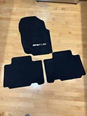 Juego de 3 alfombrillas negras OEM PT 206-42160-20 Toyota RAV4 SE 2013-2018 Foto 1 de 4