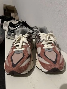 Größe 9,5 - New Balance 9060 Cherry Blossom Pack - Mineral Red - Bild 1 von 5