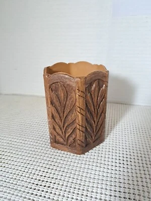 Carrito de escritorio de plástico de imitación de madera vintage de 4" para plantas talladas Foto 1 de 4