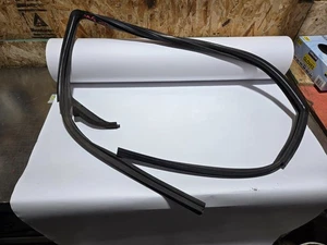 03-08 HONDA ELEMENT LEFT FRONT DRIVER DOOR GLASS RUN CHANNEL WINDOW RUBBER SEAL - Picture 1 of 6