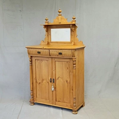 Antiguo aparador buffet de pino sueco circa 1880 con espejo original Foto 1 de 4