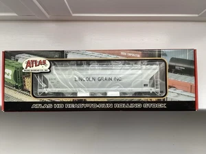 2 HO Scale Atlas ACF 4650 3 Bay Covered Hoppers - Picture 1 of 7