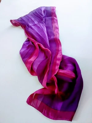 BUFANDA DE COLECCIÓN OSCAR DE LA RENTA 11X48 ROJA PÚRPURA ROSA ENROLLADA A MANO DESGASTE MENOR Foto 1 de 4