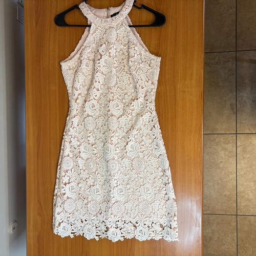 LULUS Lulu's Mini abito tubino in pizzo floreale con scollo a V e disegno senza maniche