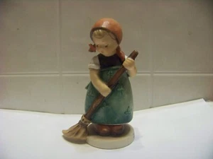 Figura de colección Hummel #171 "Little Sweeper" con Alemania Goebel ME 89 - Imagen 1 de 6