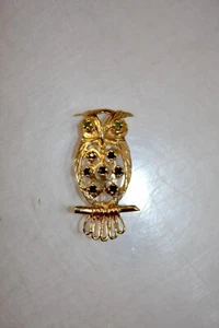 Stunningly Beautiful 14K Yellow Gold Owl Pin With Emerald Eyes & Sapphire Body - Picture 1 of 7