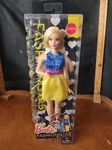 Barbie Fashionistas #22 Chambray Chic bambola curvy  - Foto 1 di 7