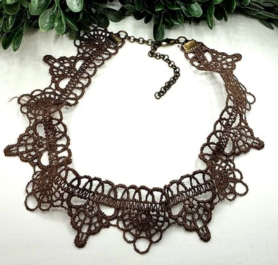 Gargantilla de encaje de ganchillo en marrón con cierre de cadena ajustable Foto 1 de 4