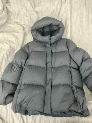 Chaqueta acolchada Uniqlo ultra ligera para mujer gris ligera empaquetable con capucha grande Foto 1 de 4