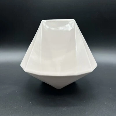 Jarrón maceta rosa de porcelana facetada con forma de diamante West Elm Foto 1 de 4