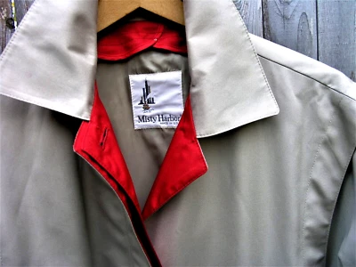 ABRIGO DE LLUVIA MISTY HARBOR COLOR CAQUI TOSTADO CON RIBETE ROJO HECHO EN EE. UU. 14 REG Foto 1 de 4