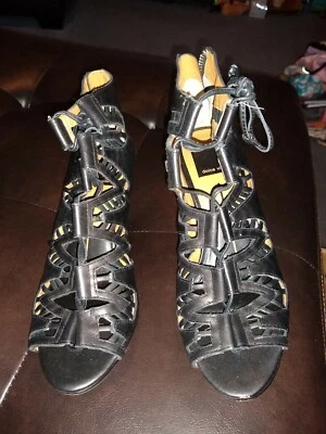 Dolce Vita 7.5 peep toe, estilo gladiador con plataforma tacones de cuña - Negro Foto 1 de 4