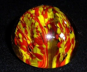 Encantador pisapapeles de vidrio vintage, rojo, amarillo y burbujas inclusiones, década de 1940 - Imagen 1 de 9