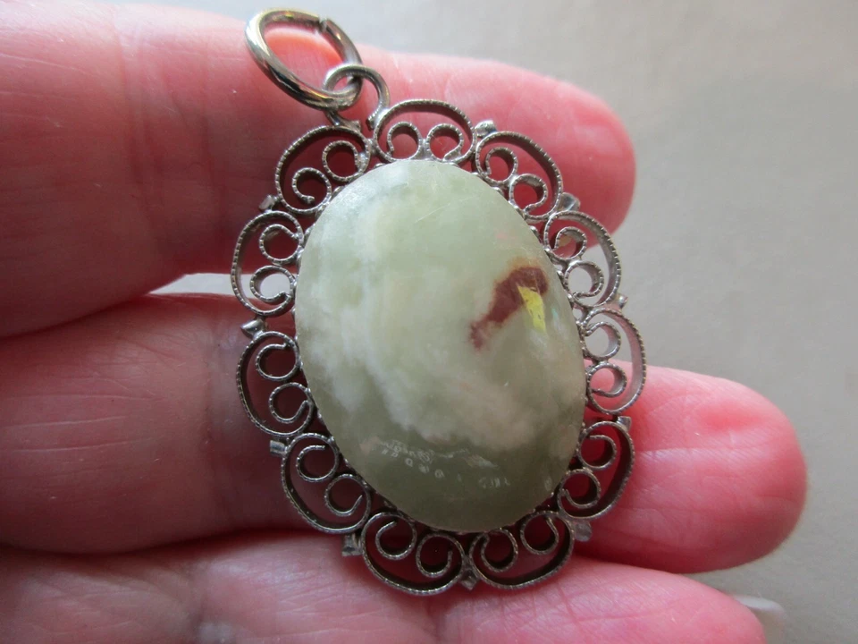 BONITO COLLAR COLGANTE DE PIEDRA PULIDA DE ÓNIX O MÁRMOL VERDE DE COLECCIÓN TONO PLATEADO  Foto 1 de 3