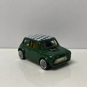 1969-1976 Morris Mini Cooper Collectible 1/64 Scale Diecast Diorama Model - Bild 1 von 4