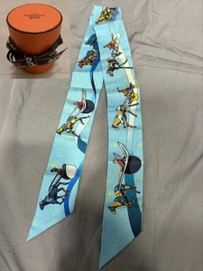 HERMES Twilly Schal Seide SPACE DERBY blau mit Karton unbenutzt. - Bild 1 von 8