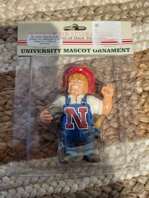 Figura Nebraska Herbie Husker Mascota Ornamento Tesoros Universitarios NUEVA DE COLECCIÓN Foto 1 de 2