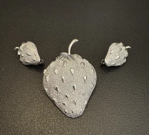 Juego de pendientes con clip broche hielo fresa Sarah Coventry tono plata texturizado - Imagen 1 de 11