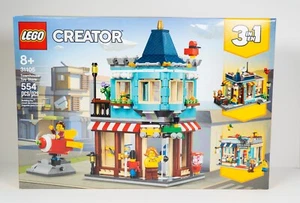 LEGO Creator 3-in-1 Stadthaus Spielzeugladen 31105 (554 Stck.) Neu/Versiegelt + Schneller Versand - Bild 1 von 7