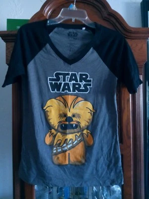 Camiseta Star Wars Mighty Fine para mujer joven gris y negro talla mediana pre_owend. Foto 1 de 4