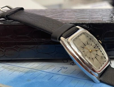 Lorus Orologio da Donna Elegante Tonneau Fascia Quadrante Kompass-Design Retrò - Immagine 1 di 4