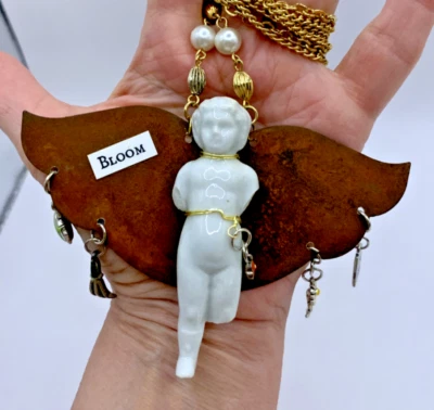 Collar Arte Montaje Reciclado Flor Jardín Jardinero Ángel Medios Mixtos J698 Foto 1 de 4