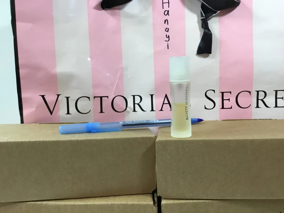 维多利亚的秘密身体 维多利亚 EDP 0.25 盎司香水旅行迷你 - 请参阅 DESC V2 — 第 1/1 张图片