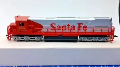 HO Scale 1:87 Gauge Red and Silver Santa Fe 8731 Locomotive Dummy W/Box - Image 1 of 4