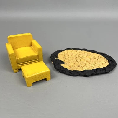 Tapete de pano vintage Strombecker para casa de bonecas poltrona escabelo década de 1930 amarelo - Imagem 1 de 4