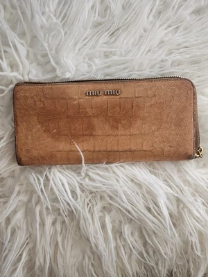 Carteira MIU MIU couro em relevo crocodilo com zíper longa marrom claro logotipo dourado - Imagem 1 de 4
