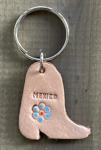 ✅Mexiko Stiefel Schlüsselanhänger blau rot Blume hellbraun flach verziertes Leder ~~ - Bild 1 von 7