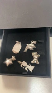 lotto n. 5 ciondoli argento delfini orsetto stellina piastrina angioletto gr. 13 - Imagen 1 de 8