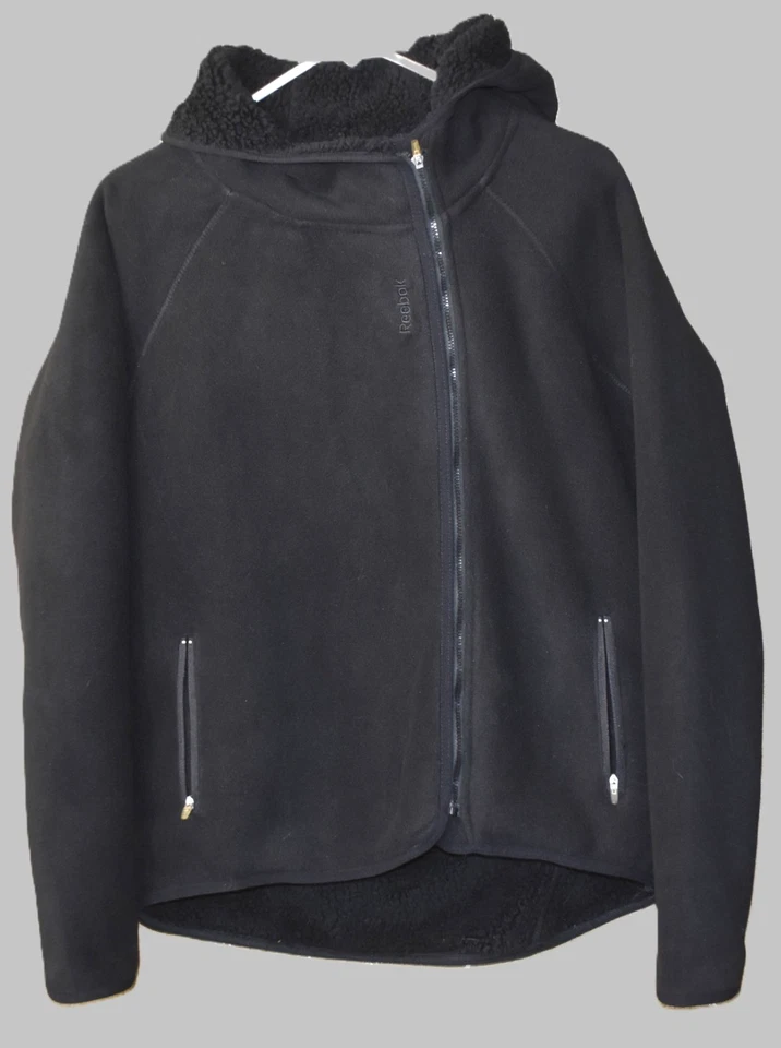 Sudadera con Capucha Reebok Negra Talla Pequeña Sherpa Forrada Polar Desplazada Cremallera Alto Bajo Dobladillo Pulgar Foto 1 de 4