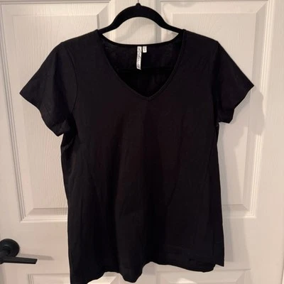 Lulu B Women's V- Neck Short Sleeve Top Size S Black Stretch T Shirt - Image 1 of 4