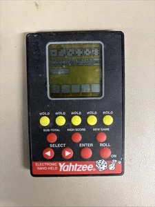 Juego de tarjetas de crédito Yahtzee de colección electrónico portátil Milton Bradley Hasbro 1999 - Imagen 1 de 2