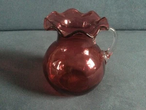 Pretty ruby red glass vase with clear handle, frilled rim, pontil - 13 cm tall - Picture 1 of 6