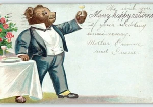 1907 Orso antropomorfo in costume che brinda molti felici ritorni cartolina in rilievo - Foto 1 di 2