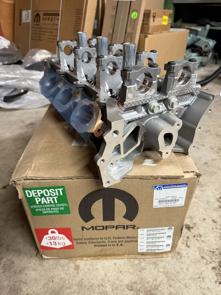 Culata Mopar original lado izquierdo 68141353AC Foto 1 de 4