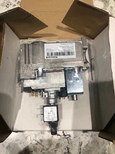 HONEYWELL COMPACT AUTOMATIC GAS VALVE VE4065P 2023 2 U - Picture 1 of 3
