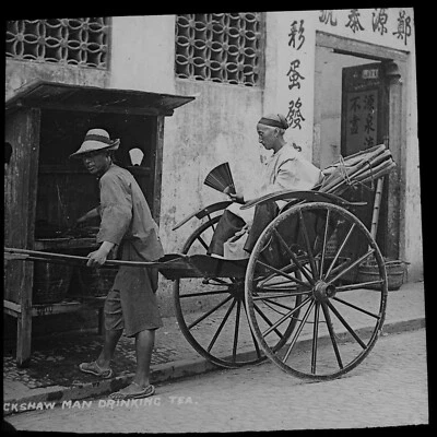 RIKSCHA MANN TRINKT TEE PORZELLAN UM 1920 Magische Laterne Dia FOTO SHANGHAI - Bild 1 von 3