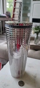 Starbucks Plata Espejo Tachonado Disco Bola Vaso Metálico Vacaciones 24 OZ Nuevo - Imagen 1 de 7