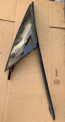  BUICK REATTA  QUARTER GLASS WINDOW VENT DRIVER LH FRONT LEFT  88 89 90 91 - Image 1 of 4