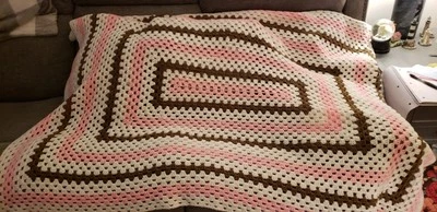 Manta de ganchillo de abuela afgana rosa, marrón, blanco. Blanco hecho a mano.  Foto 1 de 4