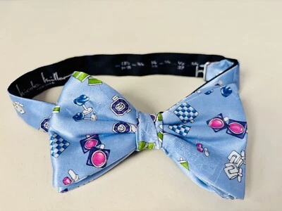 PAJARITA DE SEDA AJUSTABLE CON ESTAMPADO DE GEMELOS Y LOGOTIPO AZUL CLARO NICOLE MILLER Foto 1 de 4