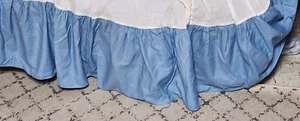Blauer Bettumrandung und passende blaue geraffte Kissenbezüge für ein Twin-Size-Bett - Bild 1 von 7
