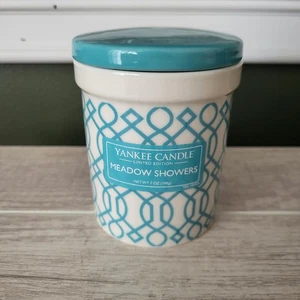 Yankee Candle Meadow Showers 7 oz. vela perfumada en tarro de cerámica reutilizable - Imagen 1 de 6