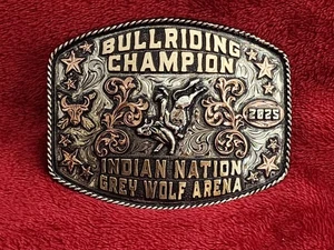 Hebilla Trofeo Campeón Cabalgata Toro Rodeo Lobo Gris☆Nación India☆2025☆Raro☆579 - Imagen 1 de 15