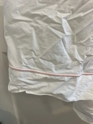 Sábana King Plana Hotel Collection Blanca 100% Algodón con Detalle Borde Rosa Foto 1 de 4