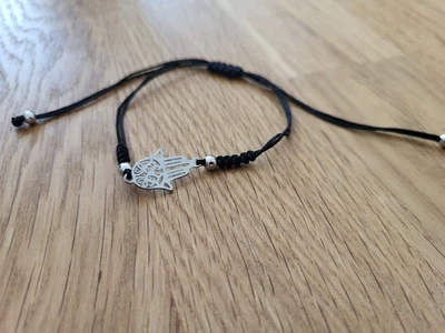 schwarzes Armband mit silbernem Anhänger größenverstellbar von Accessorize - Bild 1 von 2